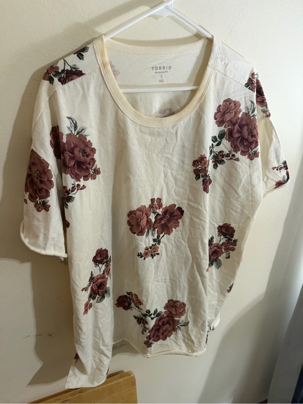 NWOT Torrid Size 2x Cream Floral Scoop Neck Short Sleeve Tee